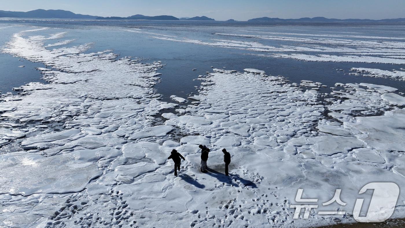 본문 이미지 - 전국 곳곳에 한파특보가 발효돼 맹추위가 이어진 21일 인천 강화도 동막해변 일대가 얼어붙어 있다. 기상청에 따르면 전국 대부분 지역에서는 당분간 아침 기온이 -10도 안팎으로 떨어지고 바람도 강하게 불어 체감온도는 더욱 낮을 것으로 예보했다. 2026.1.21/뉴스1 ⓒ News1 박정호 기자