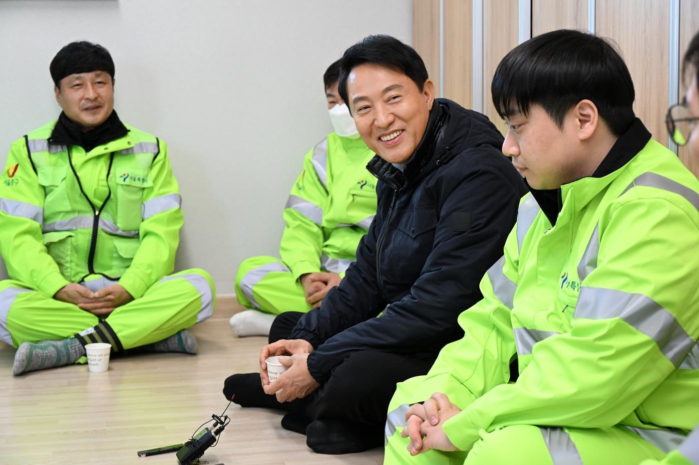 본문 이미지 - 오세훈 서울시장이 21일 오전 중구 '고운자리'를 찾아 환경공무관들의 한파현장 작업 여건을 청취하고 있다.(서울시 제공)