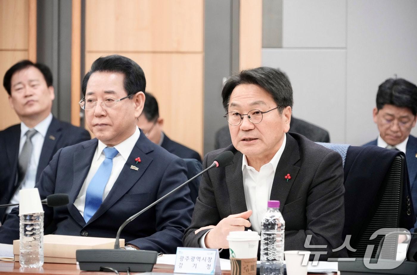 본문 이미지 - 강기정 광주광역시장과 김영록 전남지사가 21일 오전 국회의원회관 제2세미나실에서 '광주전남 통합 특별법 검토 시도지사-국회의원 2차 조찬 간담회'에 참석해 법률안의 핵심 특례 사항과 입법 전략 등을 논의하고 있다. (광주광역시 제공. 재판매 및 DB 금지) 2026.1.21/뉴스1 