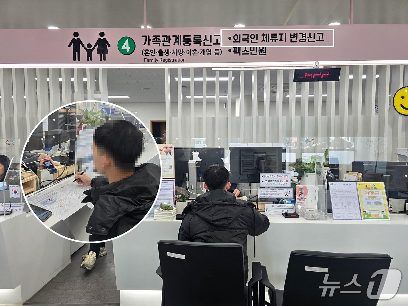 본문 이미지 -  경기 여주시청에서 직원이 인공지능(AI) 통번역기를 이용해 외국인과 대화하고 있다.(여주시 제공. 재판매 및 DB 금지)/뉴스1