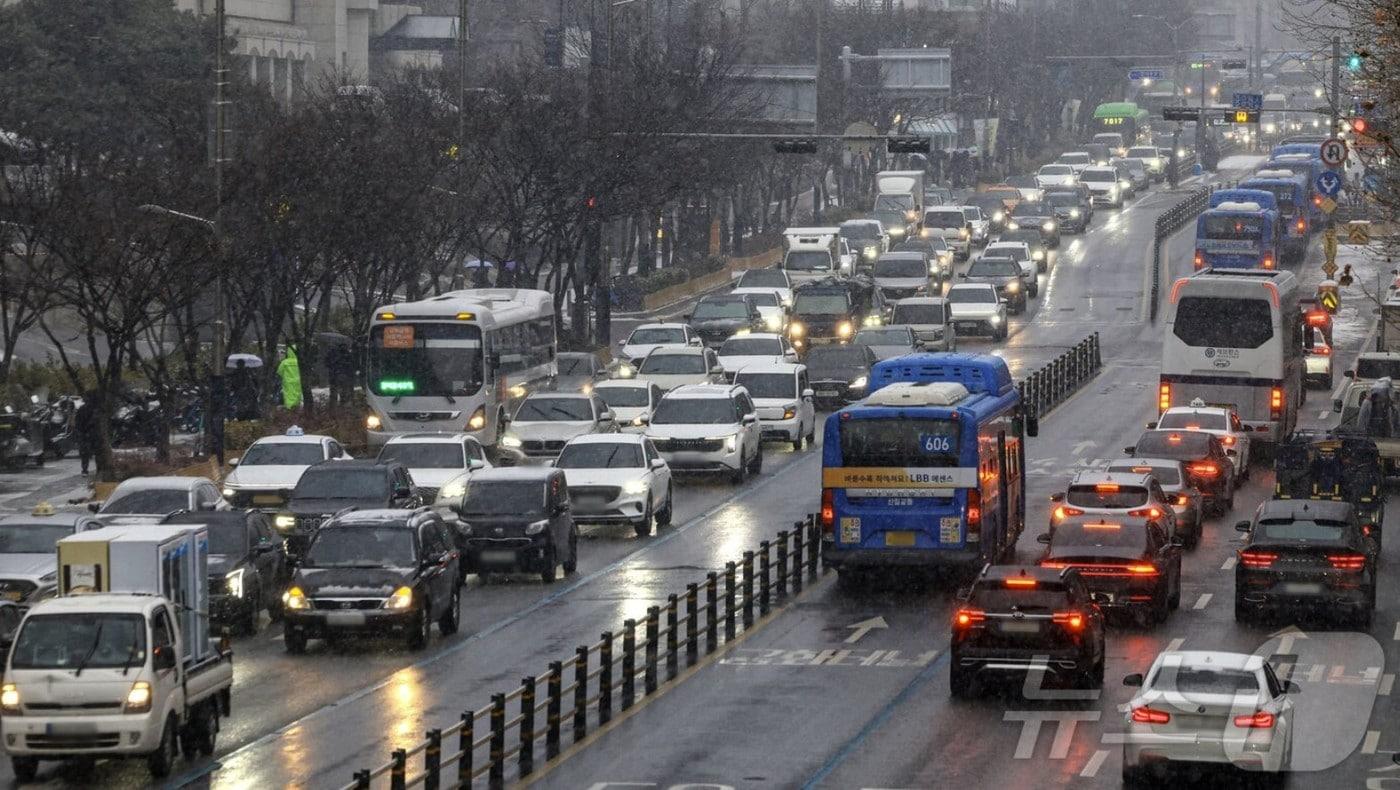 본문 이미지 - 눈이 내리는 12일 서울 마포구 인근 도로가 정체되고 있다. 2026.1.12/뉴스1 ⓒ News1 이호윤 기자