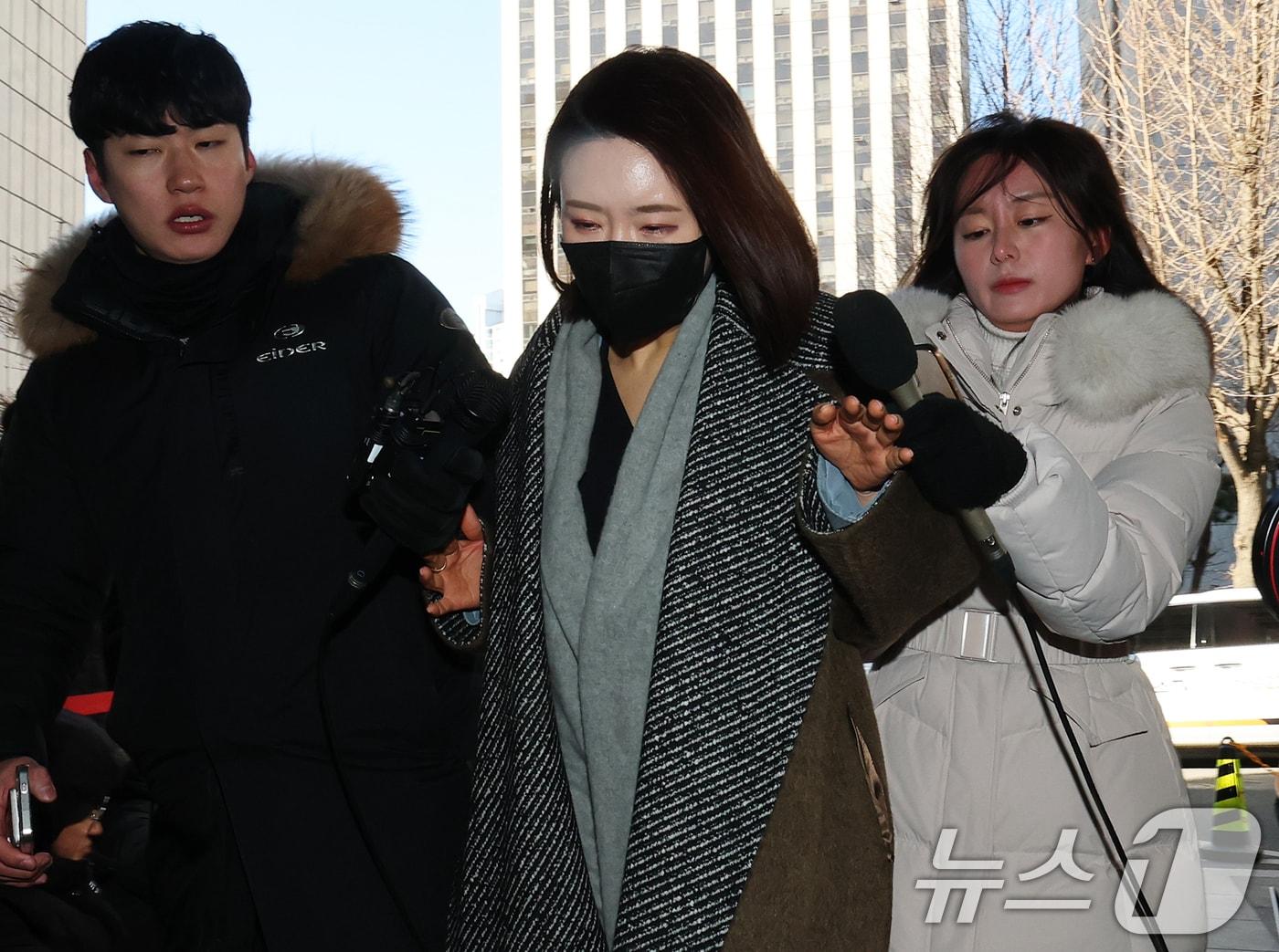 본문 이미지 - 김병기 의원의 공천헌금 수수·아들 부정 편입 의혹의 핵심으로 지목되는 이지희 동작구의원이 21일 오후 서울 마포구 서울경찰청 공공범죄수사대에서 피의자 신분으로 조사를 받기 위해 출석하고 있다. 2026.1.21/뉴스1 ⓒ News1 오대일 기자