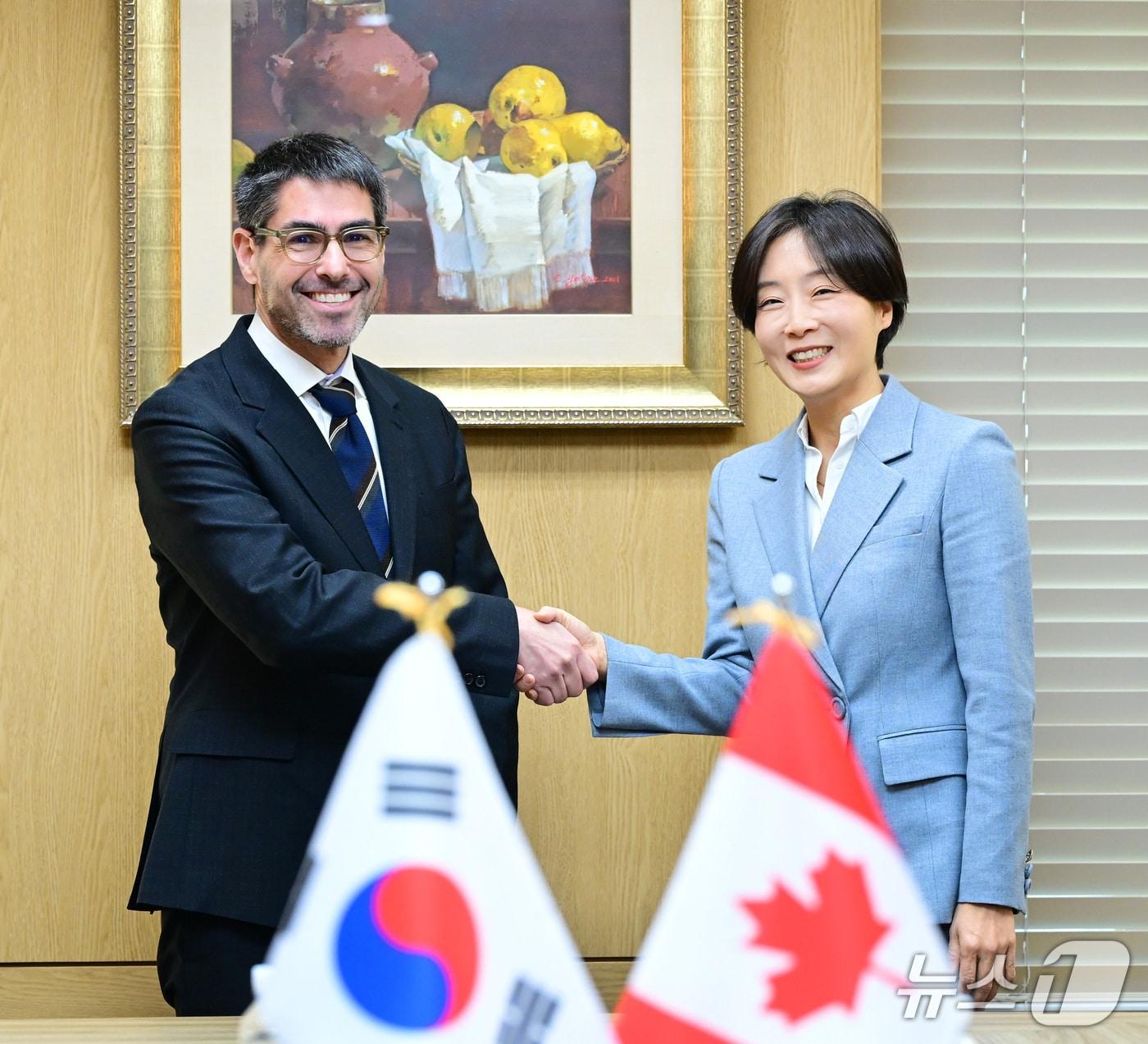 본문 이미지 - 정의혜 외교부 차관보는 21일 리차드 알바이터 캐나다 국제안보·정무 차관보와 면담을 가졌다. 2026.01.21. (외교부 제공) 
