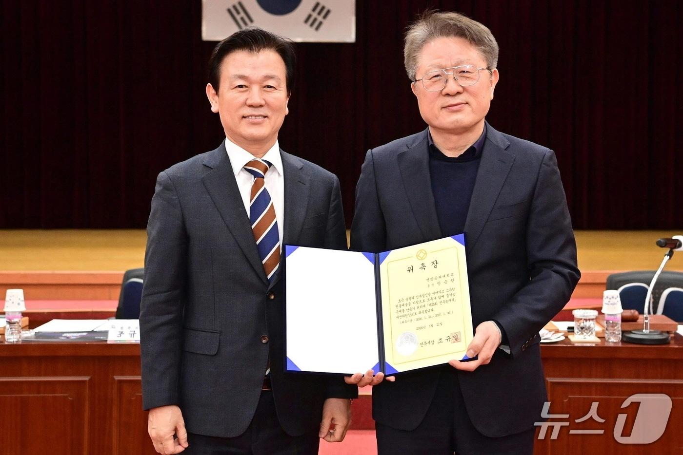 본문 이미지 - 안승권 진주연암공대 총장(오른쪽)이 21일 조규일 진주시장으로부터 진주논개제 제전위원장 위촉장을 받고 있다(진주시 제공. 재판매 및 DB금지).