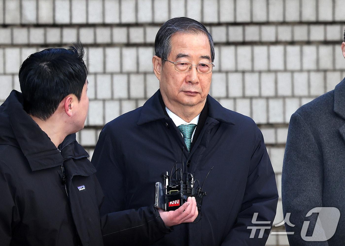 본문 이미지 - 한덕수 전 국무총리가 21일 오후 서울 서초구 서울중앙지법에서 열린 내란 우두머리 방조, 내란 중요임무 종사 혐의 사건 1심 선고공판에 출석하고 있다. 2026.1.21/뉴스1 ⓒ News1 박지혜 기자