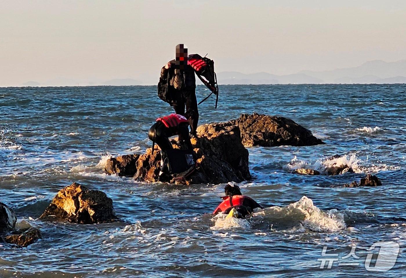 본문 이미지 - 안산파출소 구조팀이 대부소방과 공조하여 고립자를 구조하고 있다.(평택해경 제공)<a href="https://mail.news1.kr/new_mailnara_web/index.php/maildownload/decode_file_download/Advert/17689579317863/3" target="_self"></a>