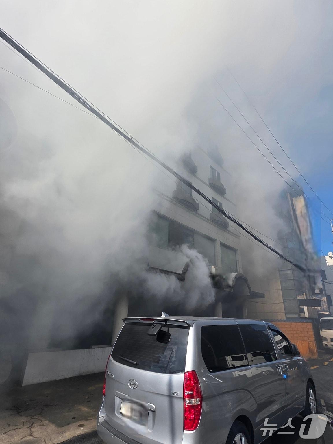 본문 이미지 - 청양군 청양읍 모텔 화재 현장. (청양소방서 제공, 재판매 및 DB금지) / 뉴스1