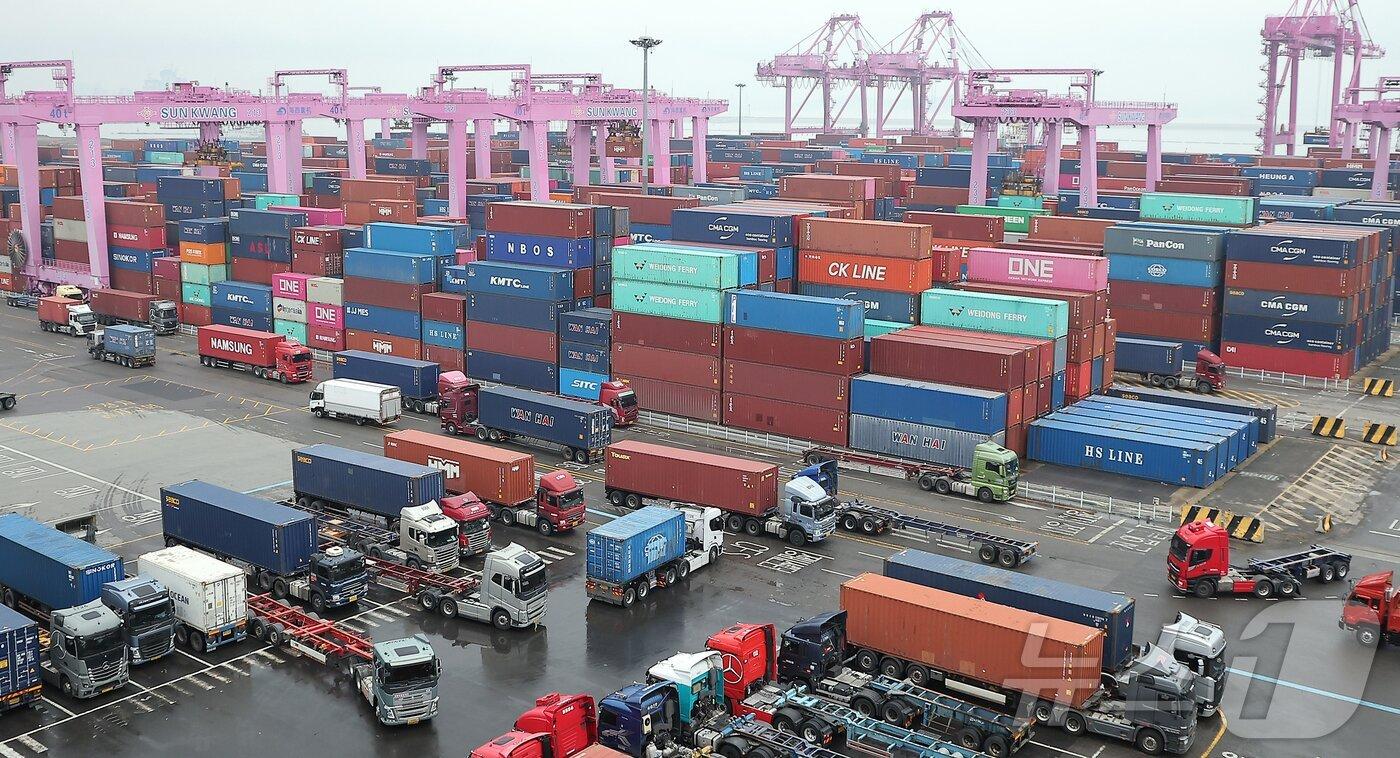 본문 이미지 - 인천항 컨테이너 / 뉴스1 ⓒ News1