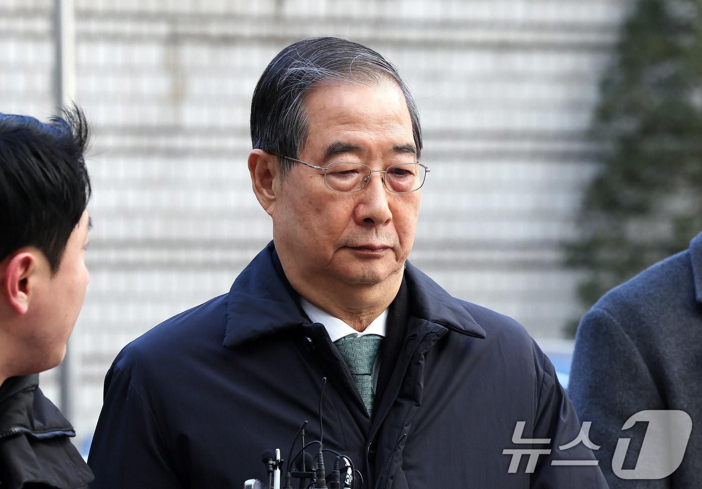 본문 이미지 - 한덕수 전 국무총리가 21일 오후 서울 서초구 서울중앙지법에서 열린 내란 우두머리 방조, 내란 중요임무 종사 혐의 사건 1심 선고공판에 출석하고 있다. 2026.1.21/뉴스1 ⓒ News1 박지혜 기자