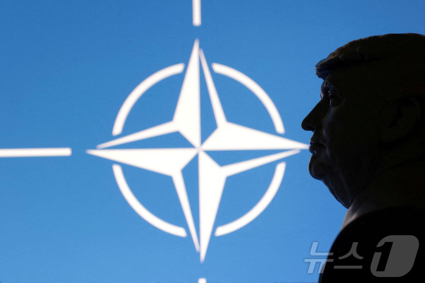 본문 이미지 - 북대서양조약기구(NATO·나토) 로고 앞에 3D 프린터로 제작한 도널드 트럼프 미국 대통령의 모형이 놓여 있다. (자료사진) 2025.4.23 ⓒ 로이터=뉴스1 ⓒ News1 강민경 기자
