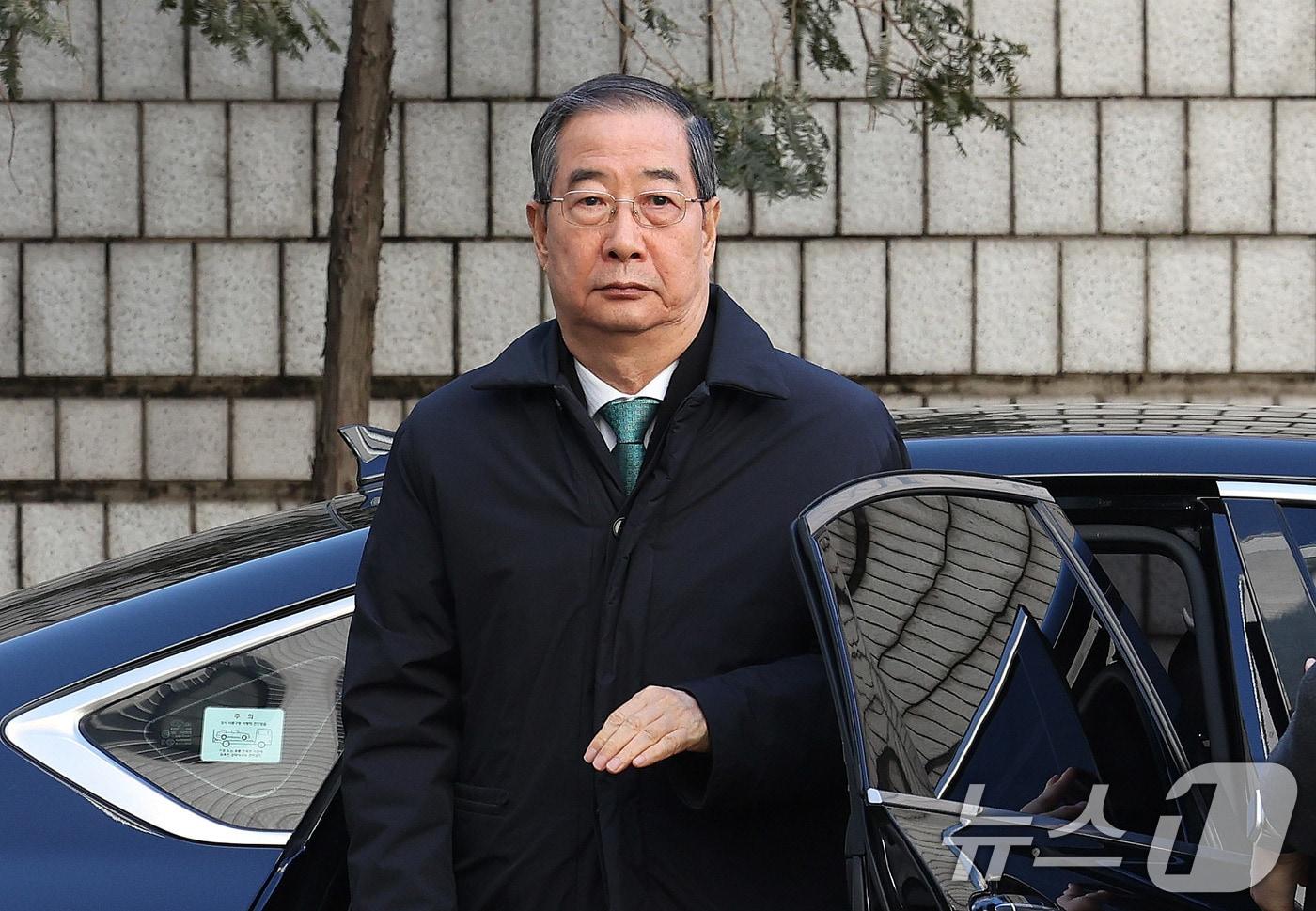 본문 이미지 - 한덕수 전 국무총리가 21일 오후 서울 서초구 서울중앙지법에서 열린 내란 우두머리 방조, 내란 중요임무 종사 혐의 사건 1심 선고공판에 출석하고 있다. 2026.1.21/뉴스1 ⓒ News1 박지혜 기자