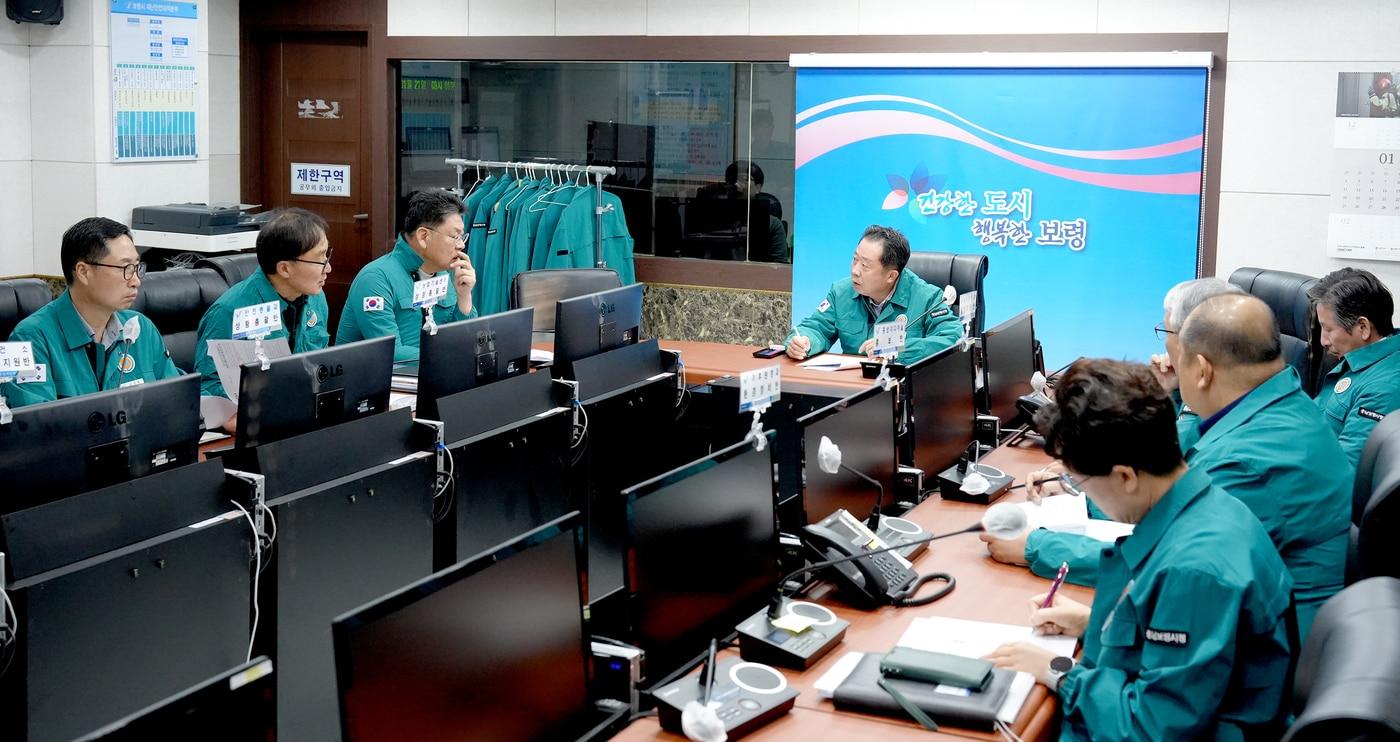 본문 이미지 - 보령시 고병원성 조류인플루엔자 대응 긴급회의 진행 모습.(보령시 제공. 재판매 및 DB금지)/뉴스1