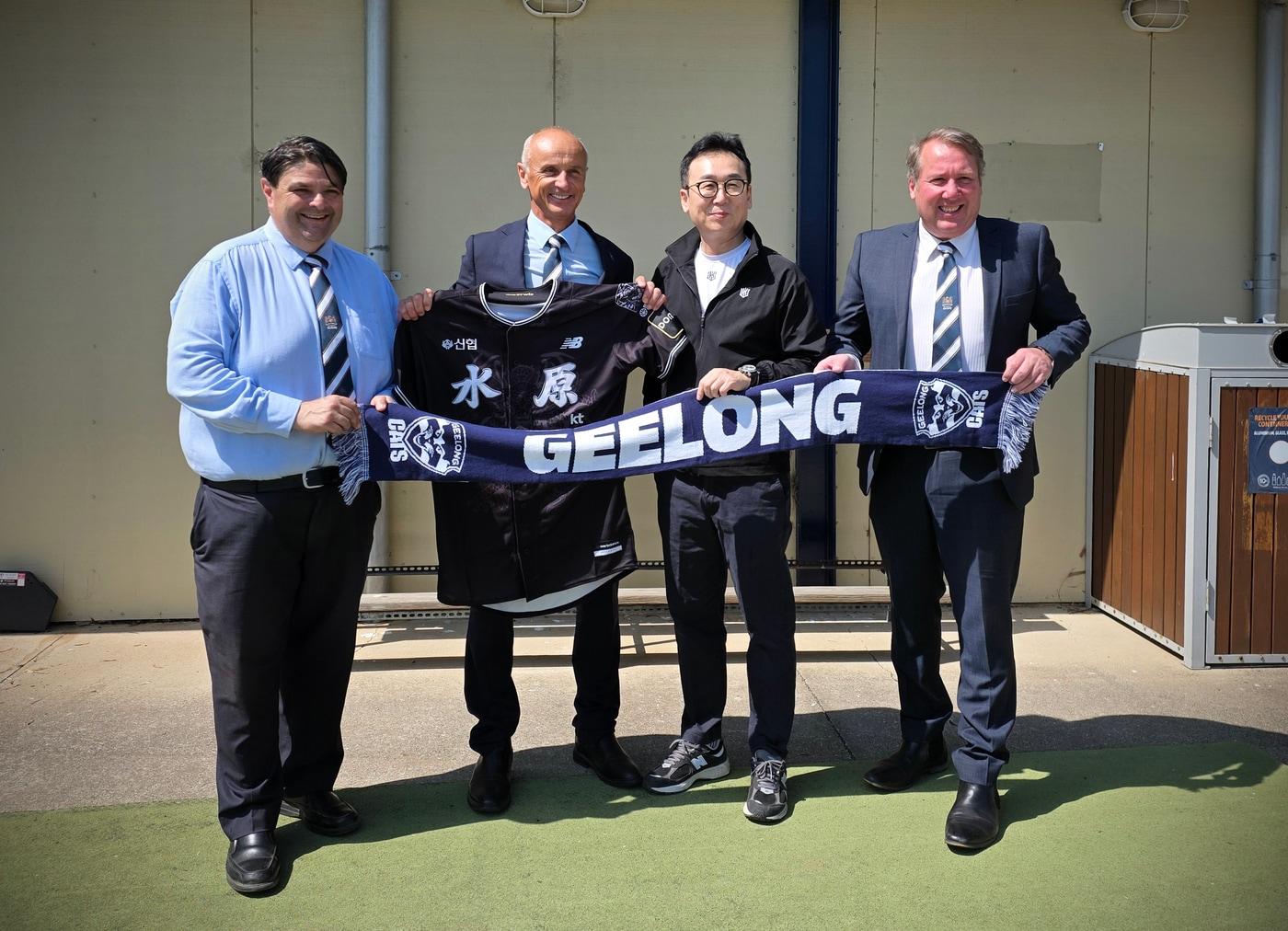 본문 이미지 - 나도현 KT 위즈 단장(오른쪽에서 2번째)과 스트레치 콘텔즈 호주 질롱시장(왼쪽에서 2번째) 등 관계자들이 21일 기념 촬영을 하고 있다. (KT 제공)