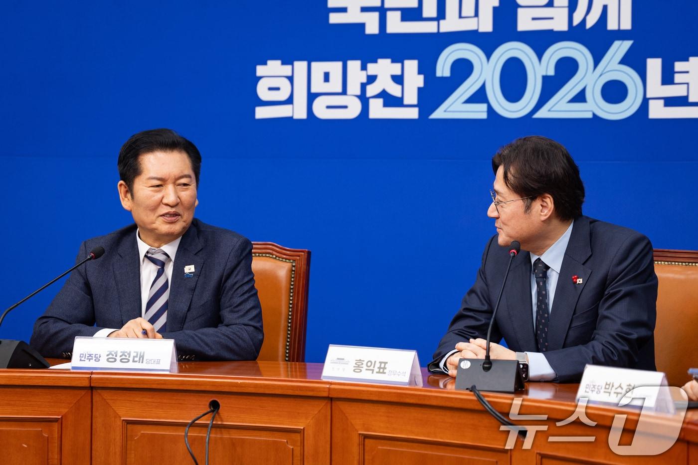 본문 이미지 - 홍익표 청와대 신임 정무수석이 21일 서울 여의도 국회에서 정청래 더불어민주당 대표를 예방하고 있다. 2026.1.21/뉴스1 ⓒ News1 유승관 기자