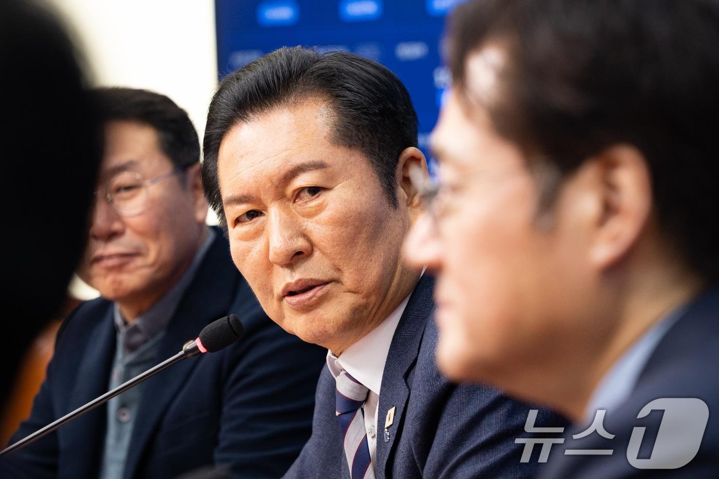 본문 이미지 - 정청래 더불어민주당 대표가 21일 서울 여의도 국회에서 홍익표 청와대 신임 정무수석을 접견하고 있다. 2026.1.21/뉴스1 ⓒ News1 유승관 기자