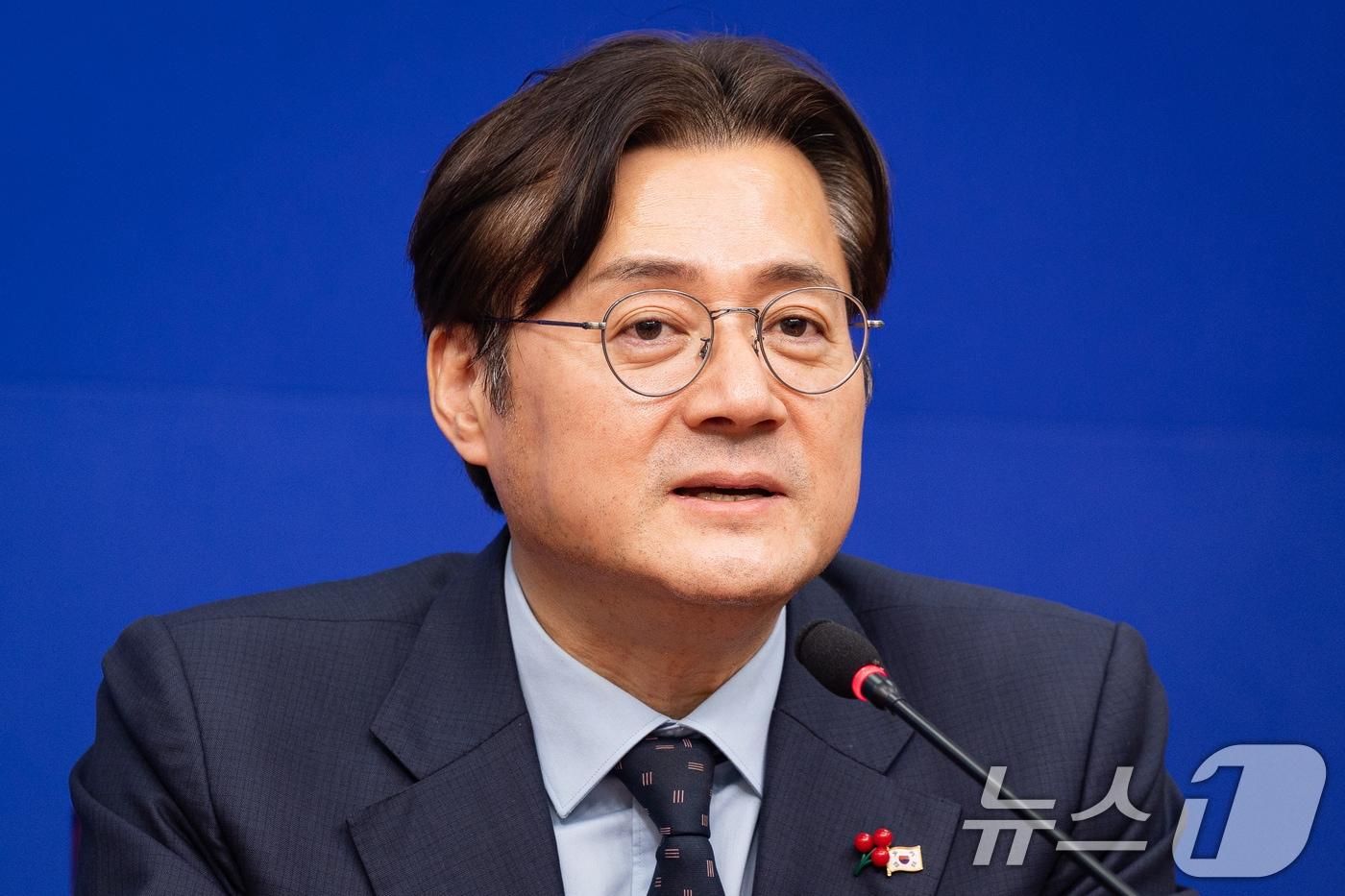 본문 이미지 - 홍익표 청와대 신임 정무수석이 21일 서울 여의도 국회에서 정청래 더불어민주당 대표를 예방하고 있다. 2026.1.21/뉴스1 ⓒ News1 유승관 기자