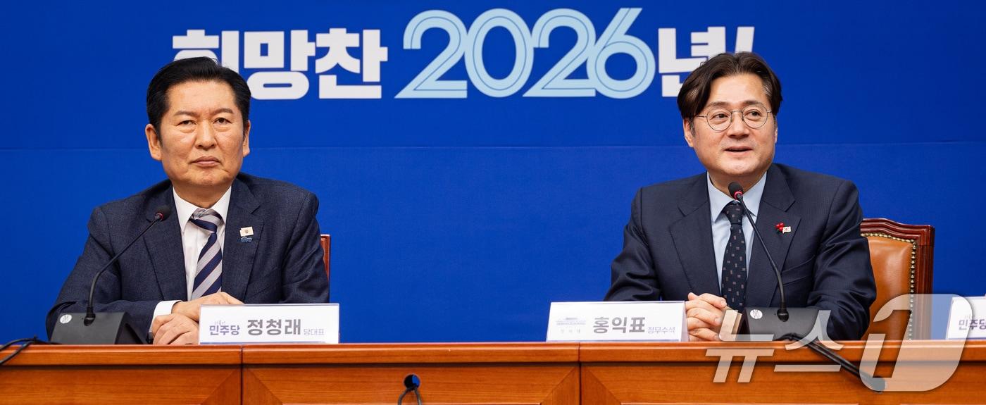 본문 이미지 - 홍익표 청와대 신임 정무수석이 21일 서울 여의도 국회에서 정청래 더불어민주당 대표를 예방하고 있다. ⓒ News1 유승관 기자