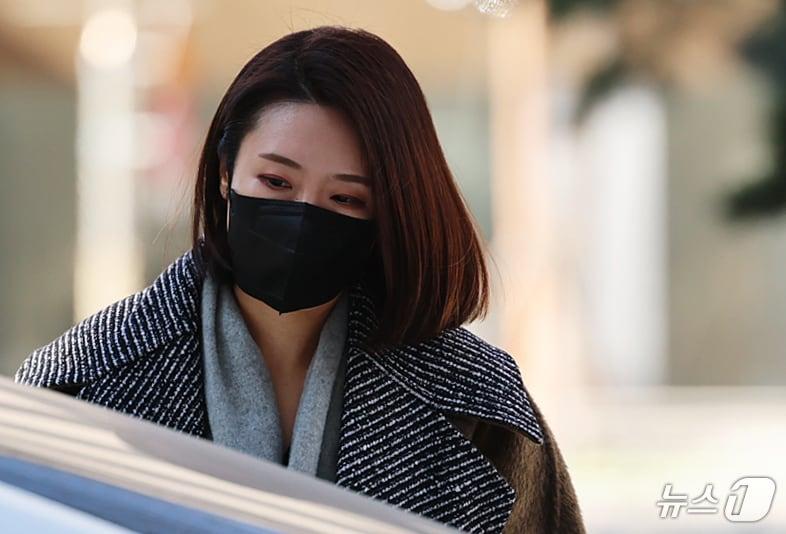 본문 이미지 - 김병기 의원의 공천헌금 수수·아들 부정 편입 의혹의 핵심으로 지목되는 이지희 동작구의원이 지난 21일 오후 서울 마포구 서울경찰청 공공범죄수사대에서 피의자 신분으로 조사를 받기 위해 출석하고 있다. 2026.1.21/뉴스1 ⓒ News1 오대일 기자