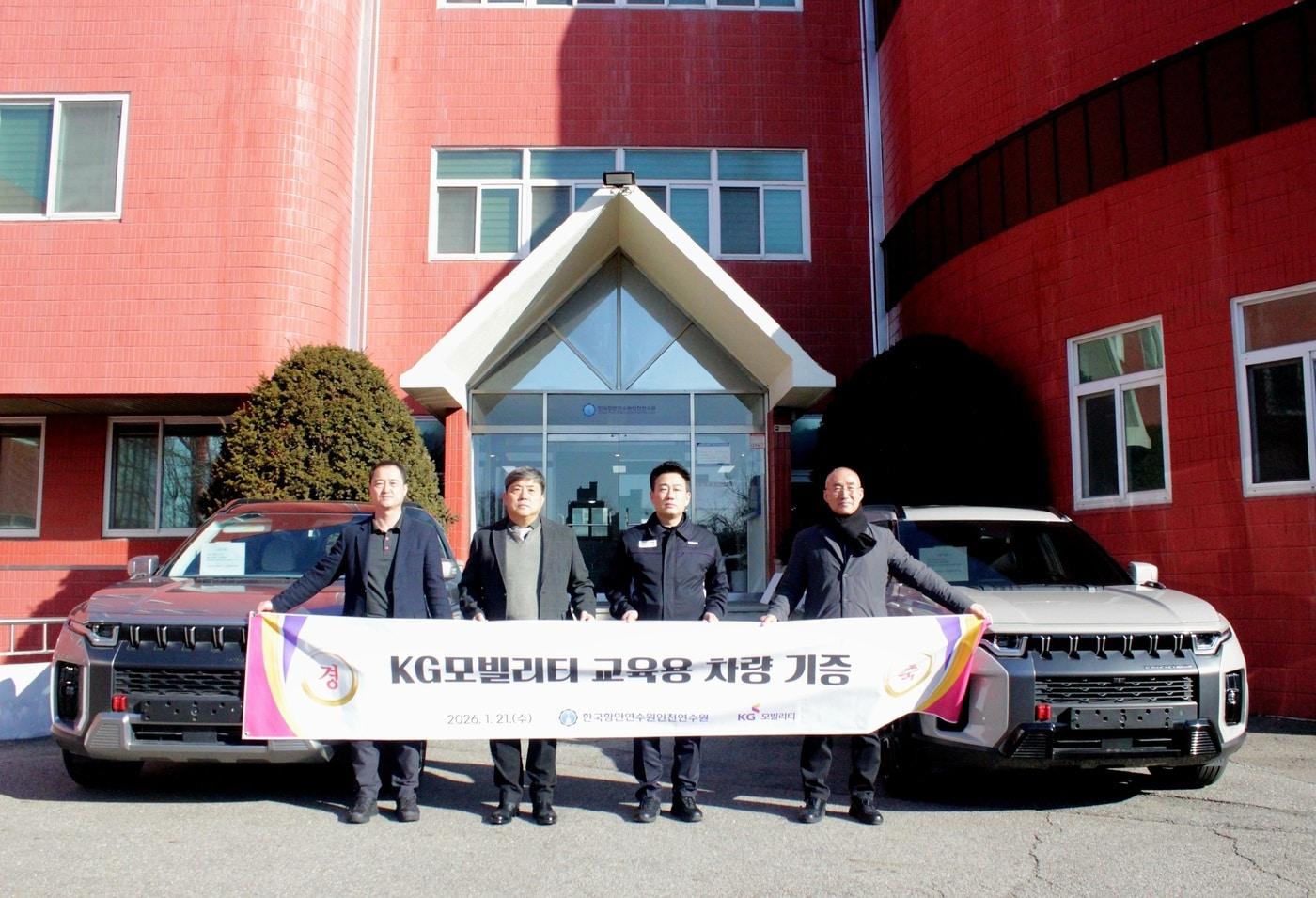 본문 이미지 - 21일 인천 중구 소재 한국항만연수원 인천연수원에서 (왼쪽부터) 이창열 KG모빌리티 서비스사업부장, 김형일 인천연수원장, 노철 KG모빌리티 노동조합위원장, 김대식 평택항운노동조합 위원장 등이 중형 SUV '토레스'를 배경으로 기념 사진을 촬영한 모습(KG모빌리티 제공). 2026.01.21.