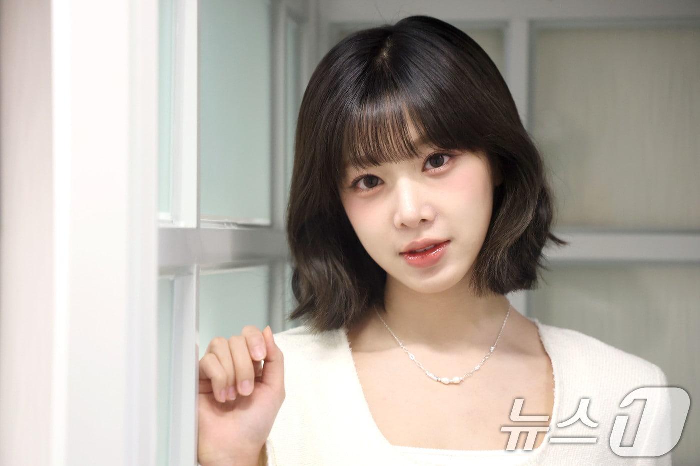 본문 이미지 - 그룹 트리플에스(tripleS)의 니엔이 21일 서울 종로구 뉴스1에서 가진 인터뷰에 앞서 포즈를 취하고 있다. ⓒ News1 이광호 기자