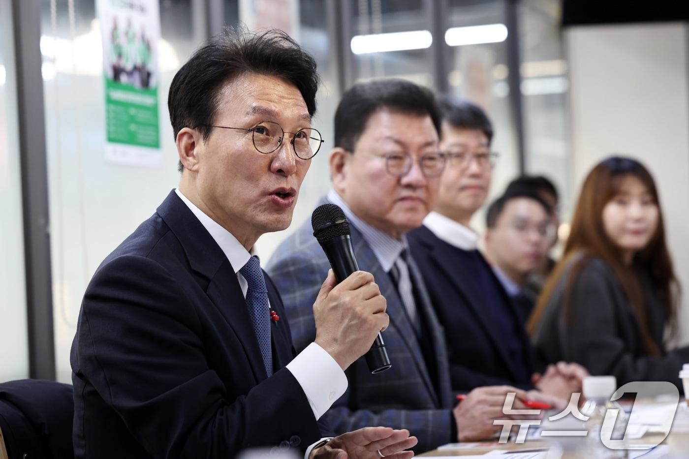 본문 이미지 - 김민석 국무총리가 21일 오후 서울 동대문구 경동시장 청년몰에서 열린 문화가 있는 전통시장 간담회에서 모두발언을 하고 있다. 2026.1.21/뉴스1 ⓒ News1 구윤성 기자