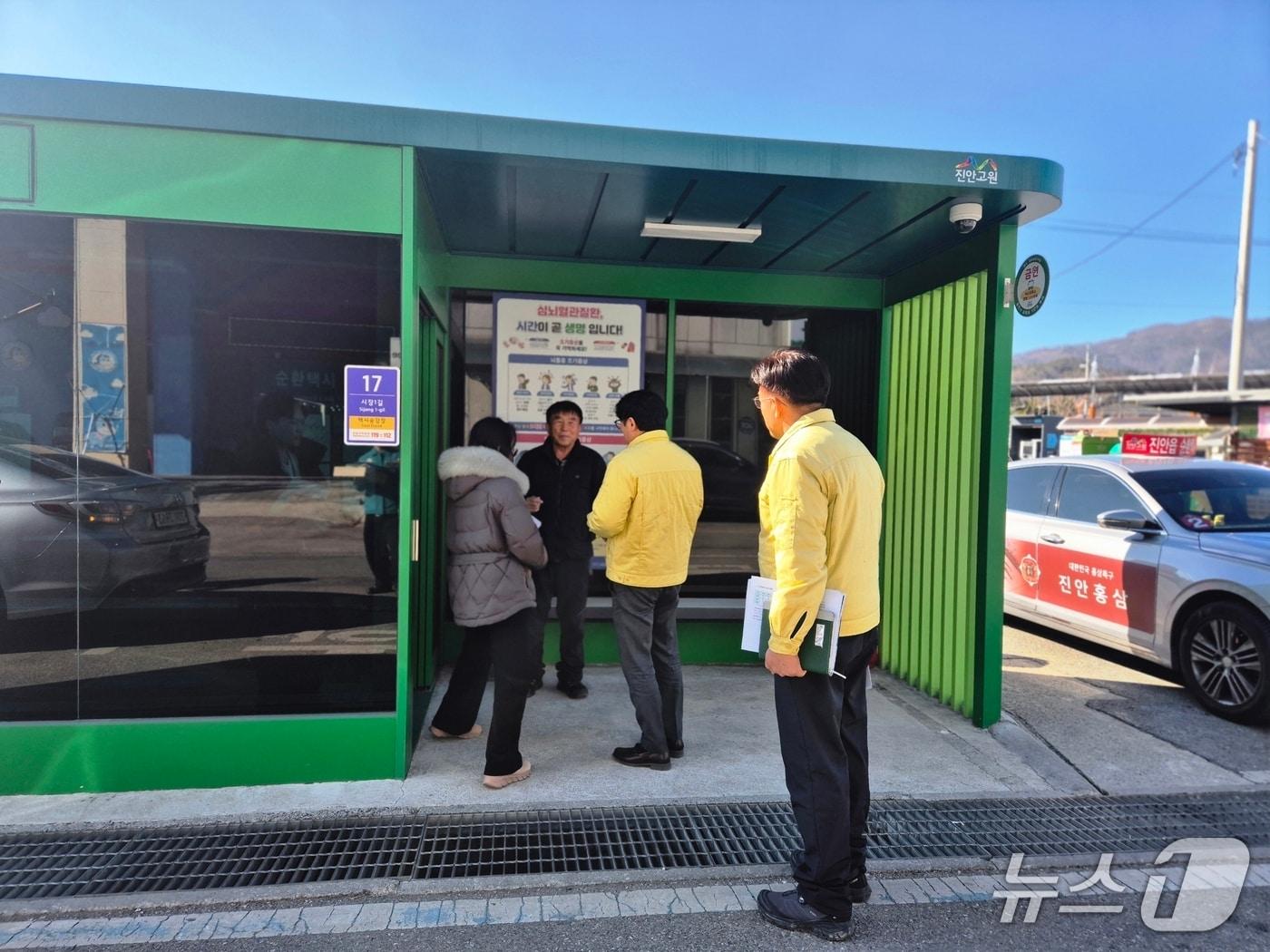 본문 이미지 - 21일 이경영 전북 진안부군수가 스마트 승강장을 방문해 운영 상황을 점검하고 있다.(진안군제공. 재판매 및 DB금지)2026.1.21/뉴스1