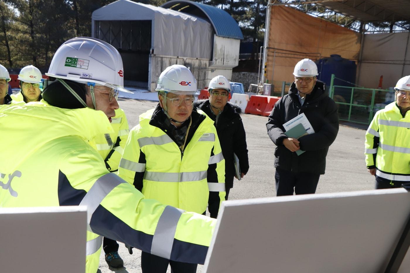 본문 이미지 - 김기대 국토교통부 도로정책과장이 한국도로공사 지역본부 실태 점검을 하고 있다(국토교통부 제공).뉴스1 ⓒ News1