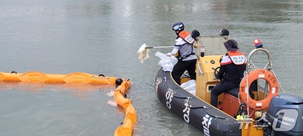 본문 이미지 - 완도해경이 선저폐수 사고 발생 후 유흡착재 등을 통해 방제작업하고 있다.(완도해경 제공. 재판매 및 DB 금지)