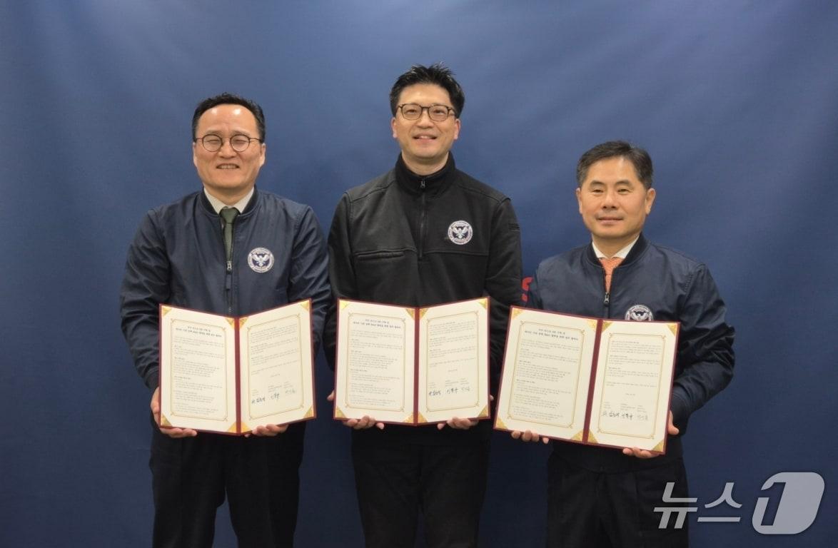 본문 이미지 - 김춘석 한국리서치 여론조사 부문장(왼쪽부터), 이동규 동아대 긴급대응기술·정책연구센터 소장, 박선춘 씨지인사이드 대표가 '국가 리스크 데이터베이스(DB) 구축 및 정기 재난안전인식 조사·연구 협력'을 위한 업무협약을 체결하고 있다. (동아대 제공. 재판매 및 DB 금지)