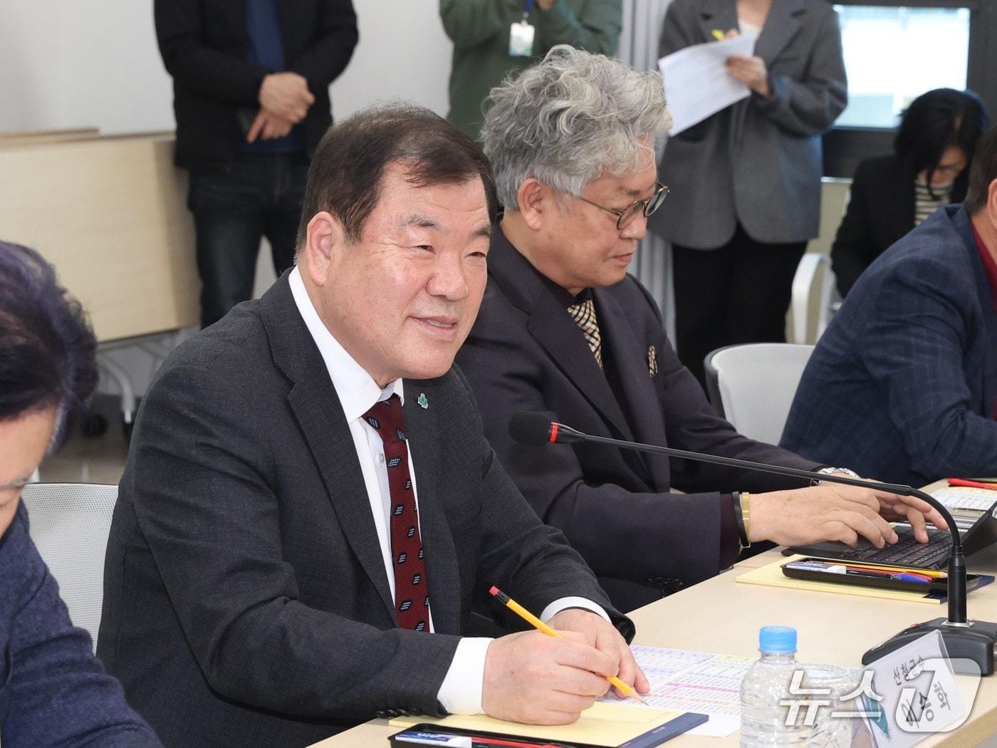 본문 이미지 - 이승화 산청군수의 읍면 순방 장면(산청군 제공. 재판매 및 DB금지).