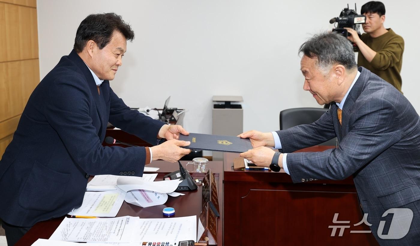 본문 이미지 - 김영태 구미시의회 인사청문위원장이 지난 20일 이한석 구미문화재단 대표에게 인사청문회 '적합' 판정을 내린뒤 인사를 하고 있다. (구미시의회 제공. 재판매 및 DB금지)/뉴스1