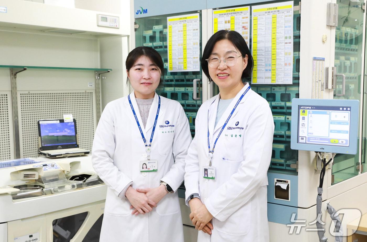 본문 이미지 - 제3회 국가공인 전문약사 자격시험에 최종합격한 충남대학교병원 이지현(왼쪽)·김은영 약사(충남대병원 제공) /뉴스1