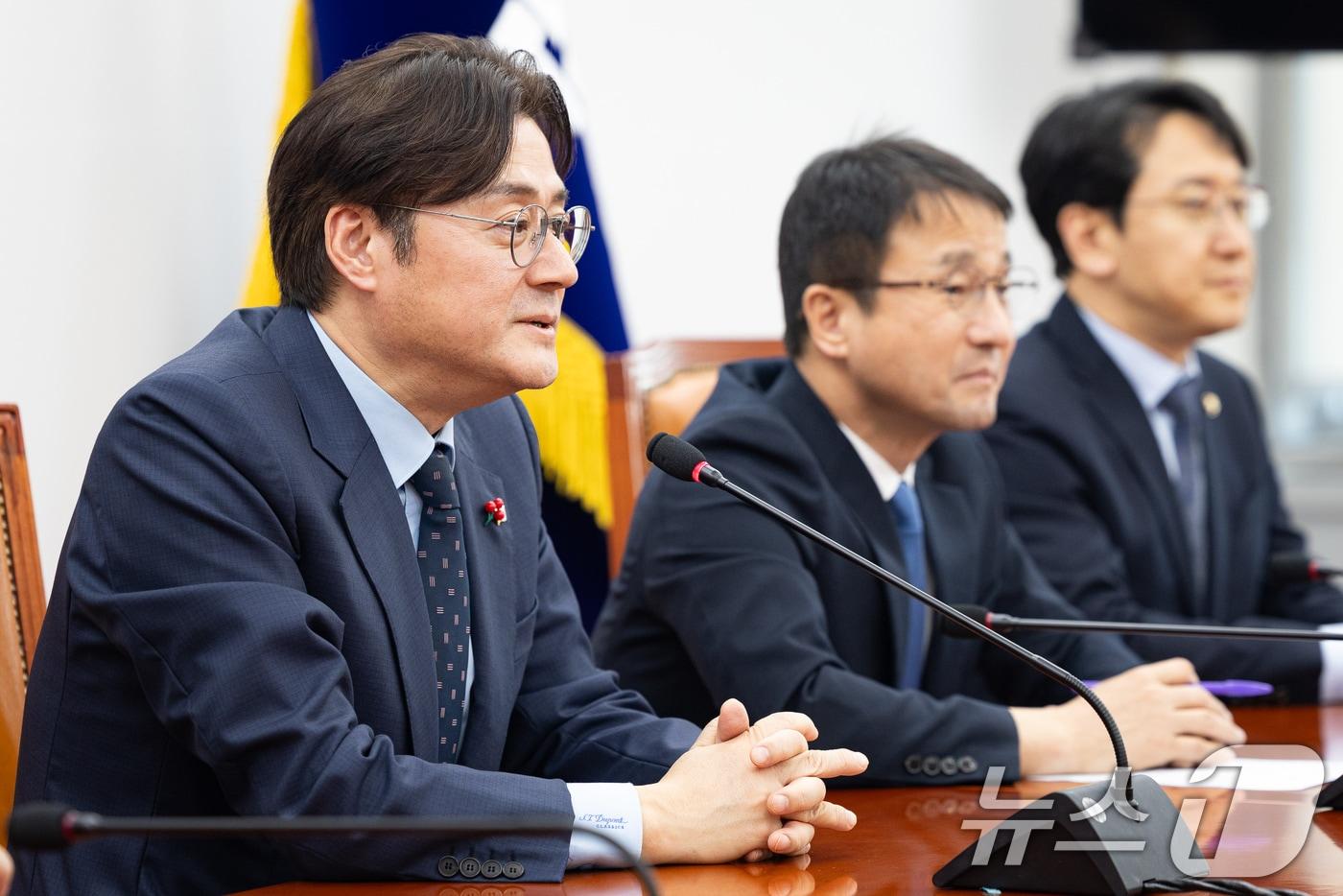 본문 이미지 - 홍익표 청와대 신임 정무수석이 21일 서울 여의도 국회에서 한병도 더불어민주당 원내대표를 예방하고 있다. 2026.1.21/뉴스1 ⓒ News1 유승관 기자