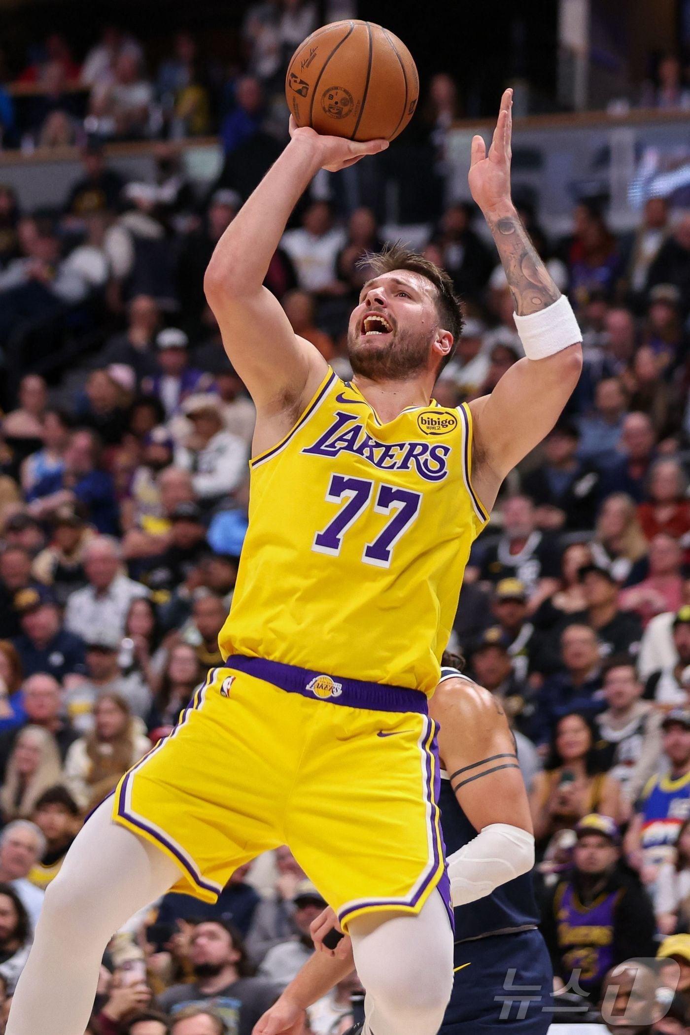 본문 이미지 - LA 레이커스의 루카 돈치치는 21일(한국시간) 미국 콜로라도주 덴버에서 열린 덴버 너기츠와 2025-26 NBA 정규리그 원정 경기에서 38점 13리바운드 10어시스트로 트리플더블을 달성했다. ⓒ AFP=뉴스1