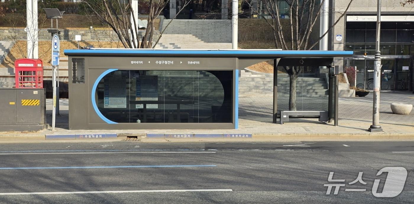 본문 이미지 - 대구 수성구 범어도서관 앞에 설치된 스마트 안심버스 셸터 전경(대구 수성구 제공. 재판매 및 DB금지)