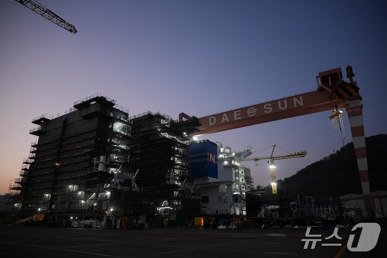 본문 이미지 - 대선조선, HJ중공업에 7900TEU급 선박 '거주구 블록' 첫 인도.(대선조선 제공. 재판매 및 DB금지)