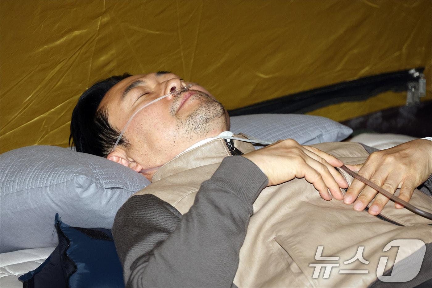 본문 이미지 - 장동혁 국민의힘 대표가 21일 서울 여의도 국회 로텐더홀에 단식 농성을 이어가고 있다. (공동취재) 2026.1.21/뉴스1 ⓒ News1 신웅수 기자