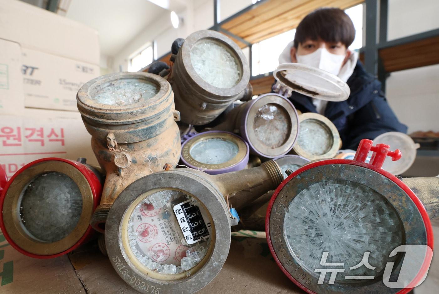 본문 이미지 - 강력한 한파가 계속되고 있는 21일 상수도사업소 직원이 추위에 동파된 수도계량기를 정리하고 있다. 2026.1.21/뉴스1 ⓒ News1 김영운 기자