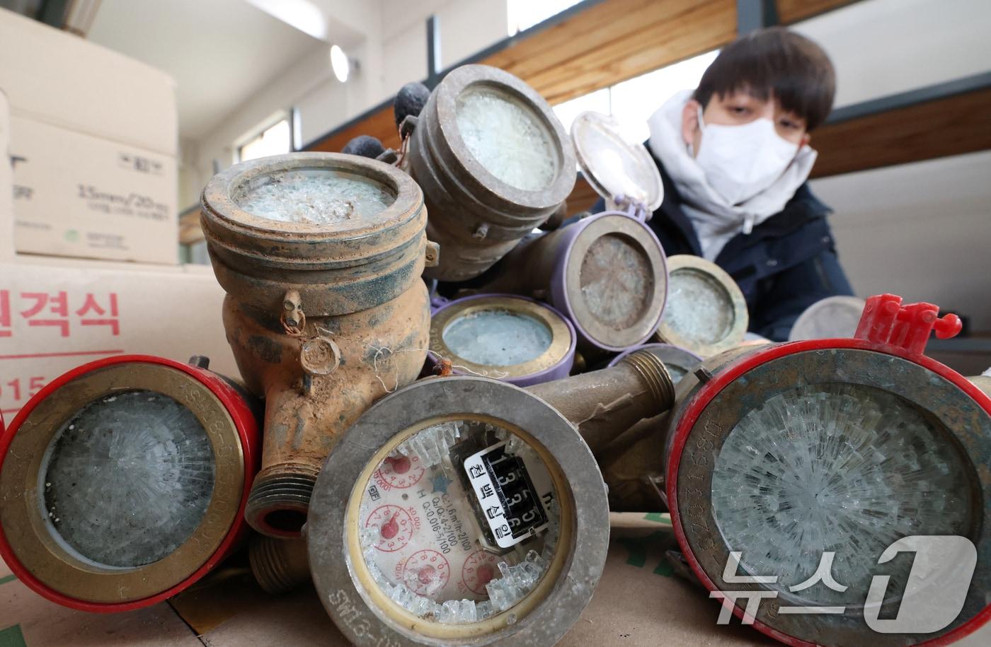본문 이미지 - 강력한 한파가 계속되고 있는 21일 경기 수원시 장안구 파장정수장 자재창고에서 수원시상수도사업소 직원이 추위에 동파된 수도계량기를 정리하고 있다. 2026.1.21/뉴스1 ⓒ News1 김영운 기자