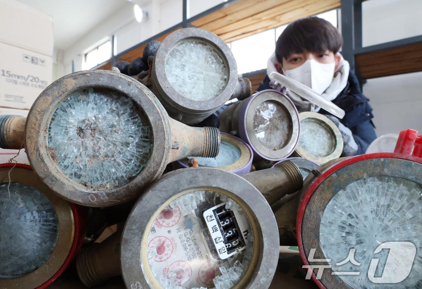 본문 이미지 - 추위에 동파된 수도계량기.(뉴스1 DB) ⓒ News1 김영운 기자