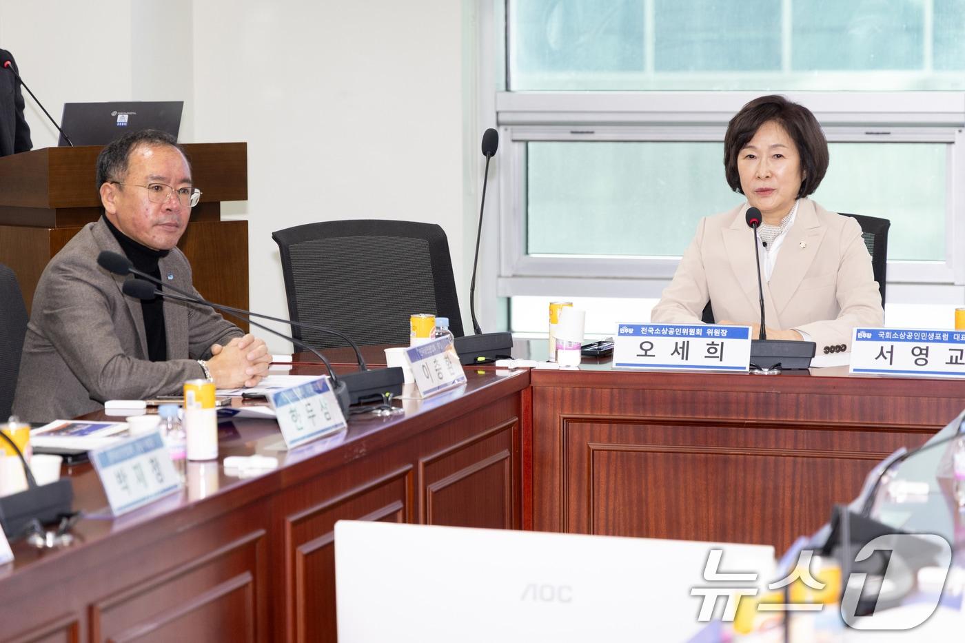 본문 이미지 - 오세희 더불어민주당 의원이 21일 서울 여의도 국회 의원회관에서 열린 전국소상공인위원회·전국상인연합회 정책간담회에서 인사말하고 있다. 2026.1.21 ⓒ 뉴스1 이승배 기자