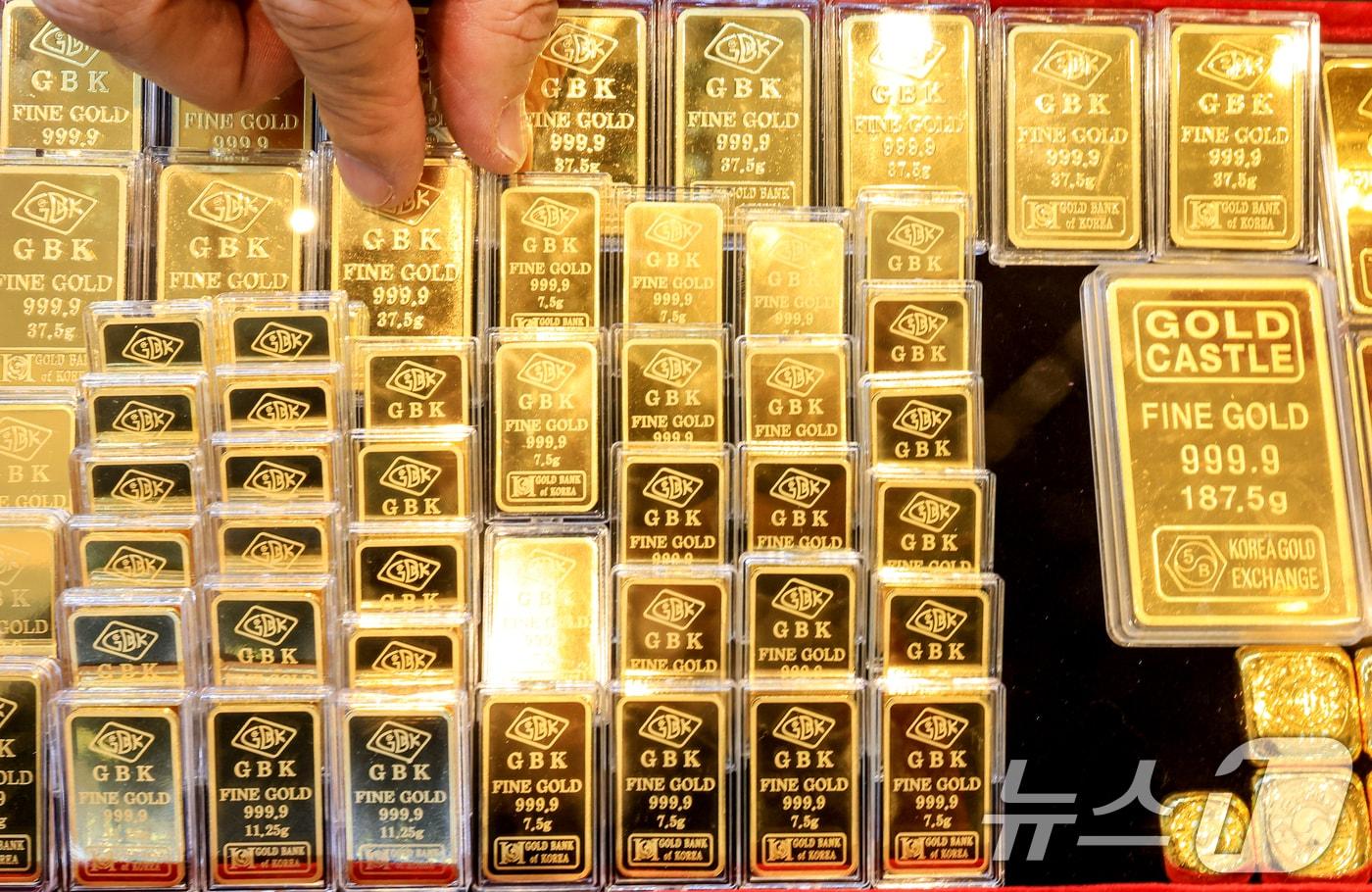 본문 이미지 - 서울 종로구 한 금은방에서 직원이 골드바를 정리하고 있다. /뉴스1 ⓒ News1