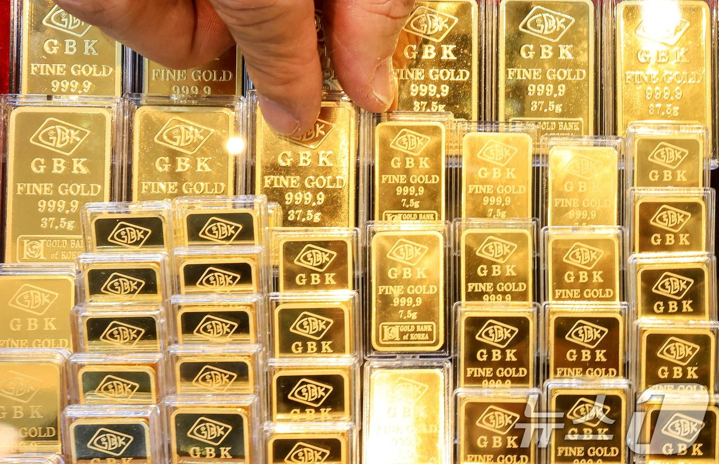 본문 이미지 - 21일 서울 종로구 한 금은방에서 직원이 골드바를 정리하고 있다. 2026.1.21/뉴스1 ⓒ News1 이호윤 기자