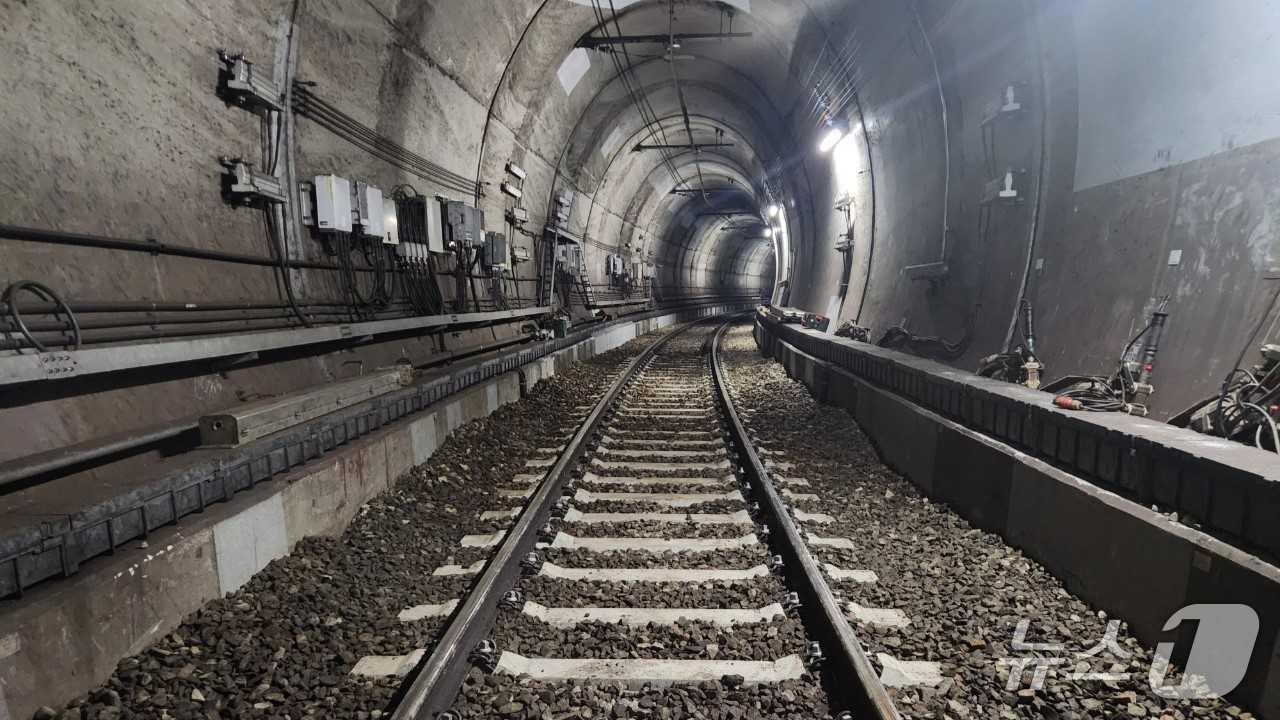 본문 이미지 - 부산 1호선 서대신~동대신 구간 침목 교체.(부산교통공사 제공. 재판매 및 DB금지)