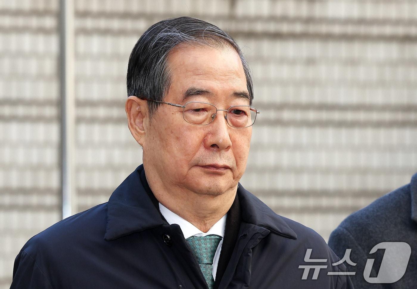 본문 이미지 - 한덕수 전 국무총리가 21일 오후 서울 서초구 서울중앙지법에서 열린 내란 우두머리 방조, 내란 중요임무 종사 혐의 사건 1심 선고공판에 출석하고 있다. 이날 내란 중요임무 종사 혐의로 기소된 한 전 총리는 1심에서 징역 23년을 선고받고 법정구속됐다. 2026.1.21/뉴스1 ⓒ News1 박지혜 기자