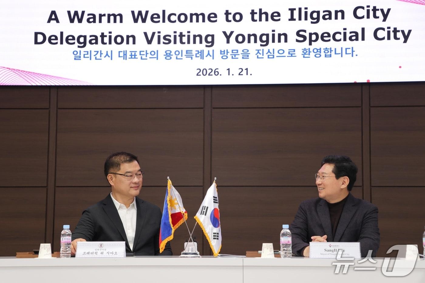 본문 이미지 - 이상일 시장(오른쪽)이 21일 시청 접견실에서 프레데릭 위 시아오 필리핀 일리간 시장과 간담회를 하고 있다.(용인시 제공)