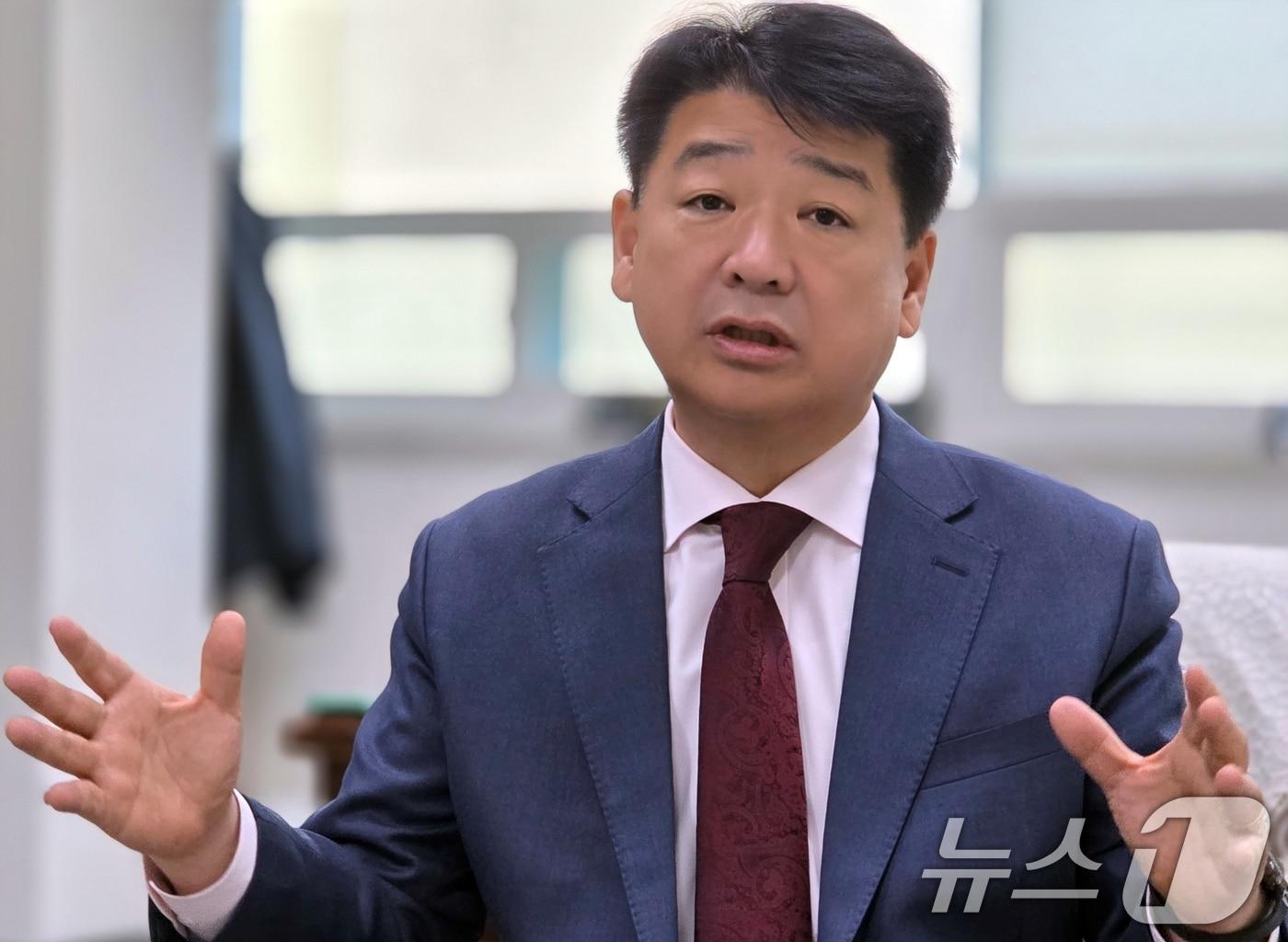 본문 이미지 - 나영민 김천시의장이 22일 뉴스1과 만나 김천시장 선거 출마를 선언하는 기자회견을 하고 있다. 2026.1.22/뉴스1 ⓒ News1 정우용 기자