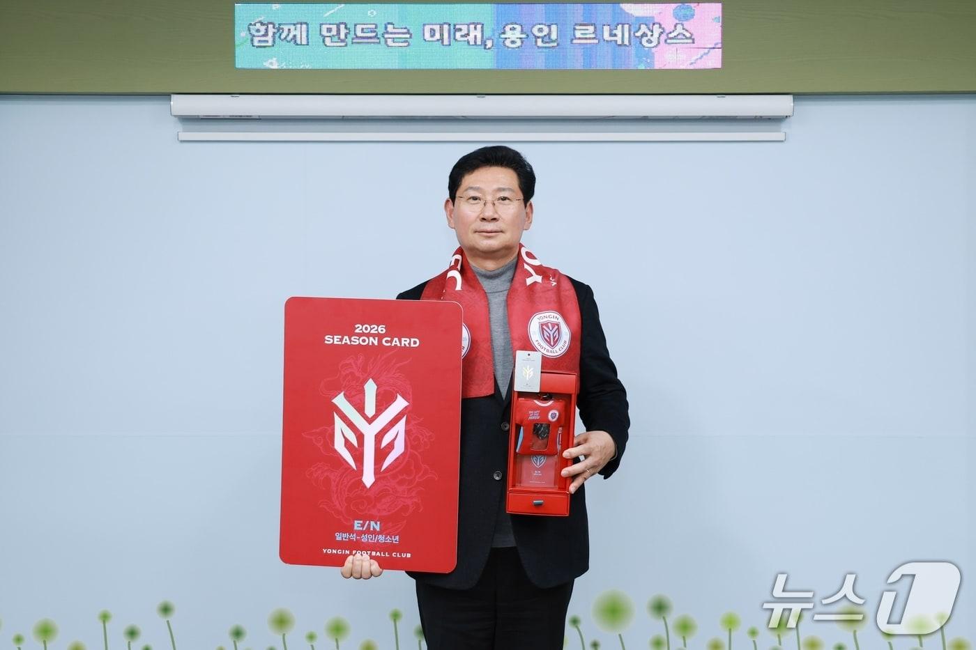 본문 이미지 - 이상일 시장이 21일 용인FC 시즌권을 구매한 뒤 기념촬영을 하고 있다.(용인시 제공)