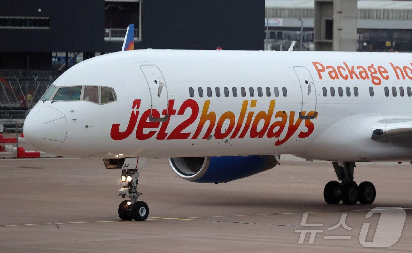 본문 이미지 - 영국 맨체스터의 공항에 계류 중인 제트투 항공사 여객기. 2025.11.19./뉴스1 ⓒ 로이터=뉴스1 ⓒ News1 이창규 기자