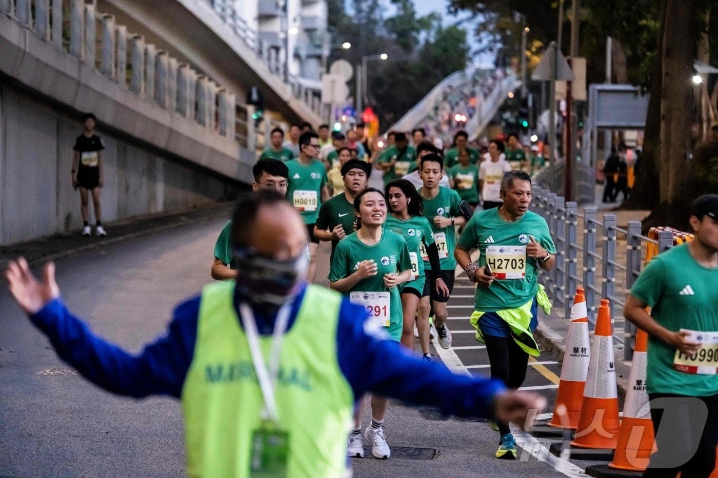 본문 이미지 - 지난 18일 열린 스탠다드차타드 홍콩 마라톤 대회 ⓒ AFP=뉴스1